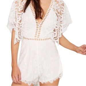 Lioness Romper V-Neck White Lace Flutter Sleeves Size Large NWT